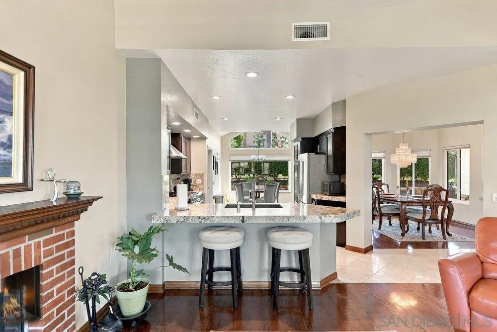 1422 W Country Club