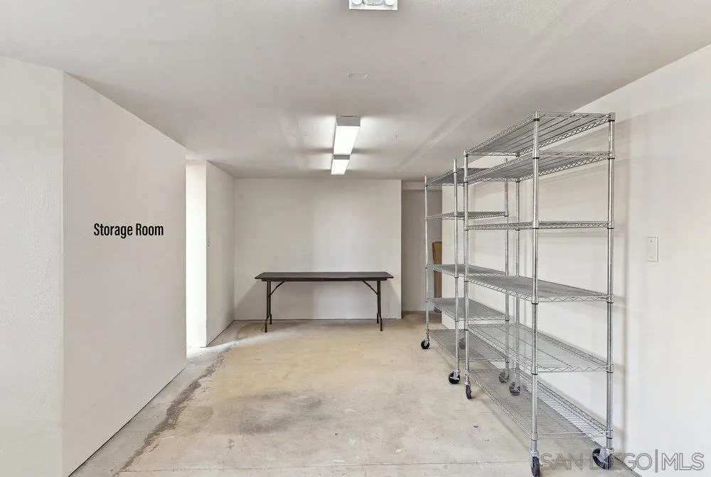 1422 W Country Club