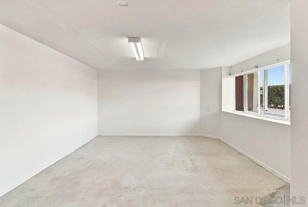 1422 W Country Club