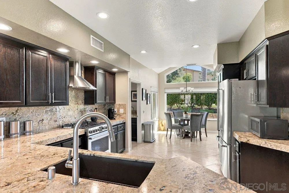 1422 W Country Club