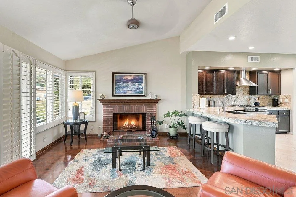 1422 W Country Club