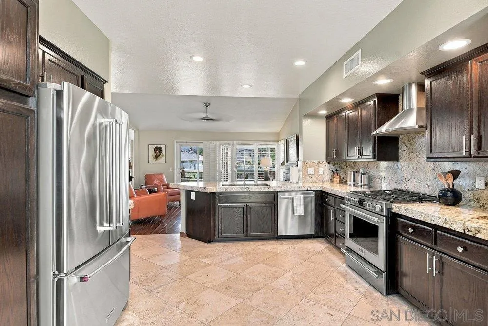 1422 W Country Club
