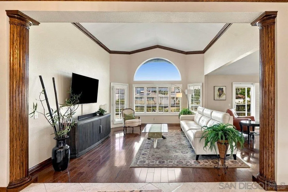1422 W Country Club