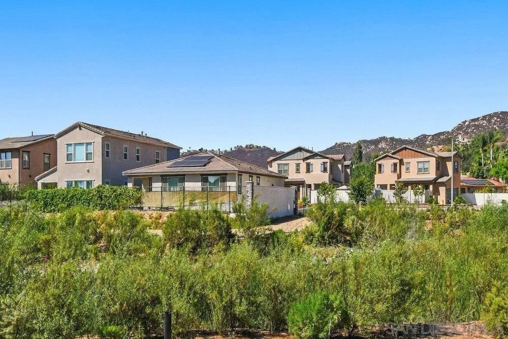 1422 W Country Club