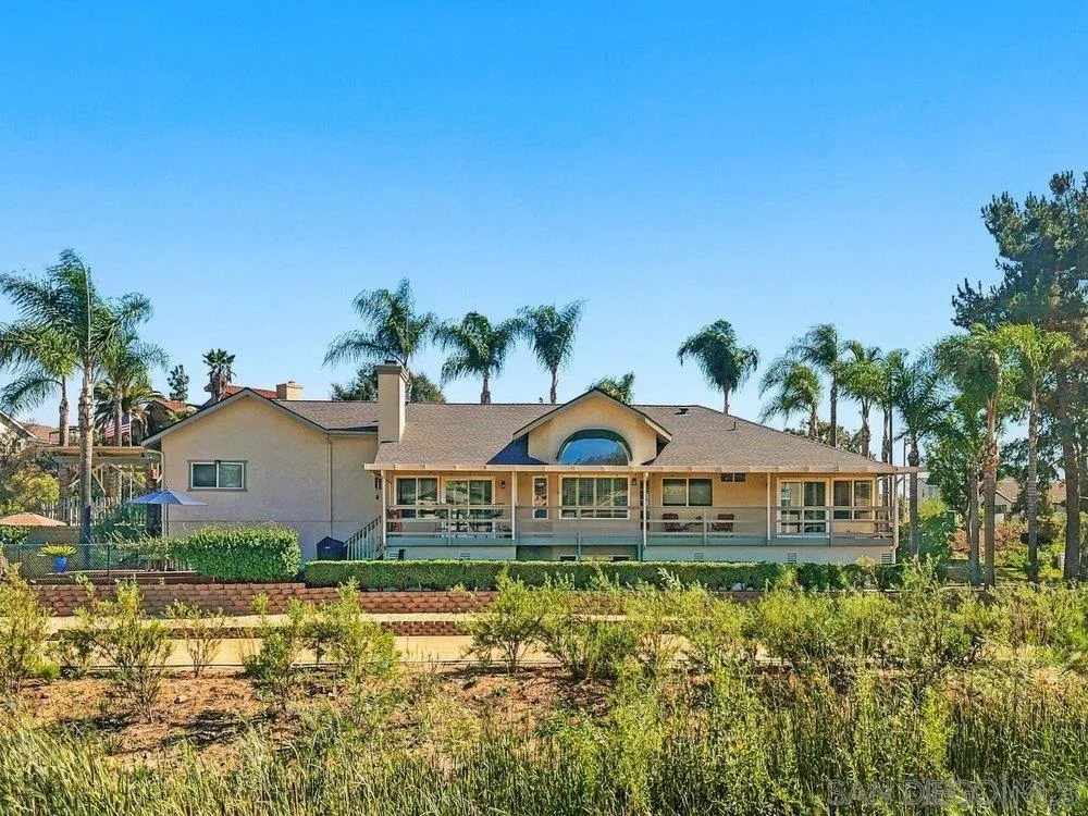 1422 W Country Club
