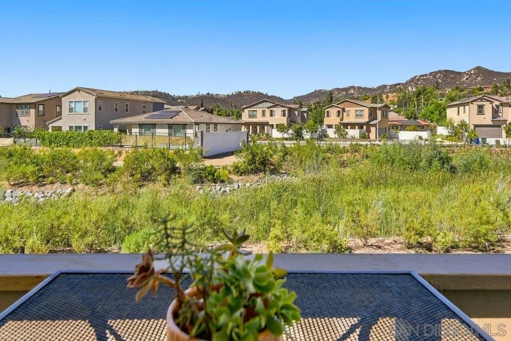 1422 W Country Club