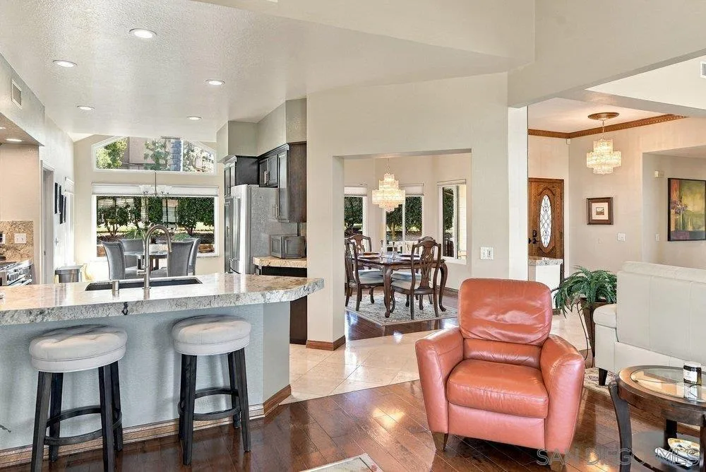 1422 W Country Club