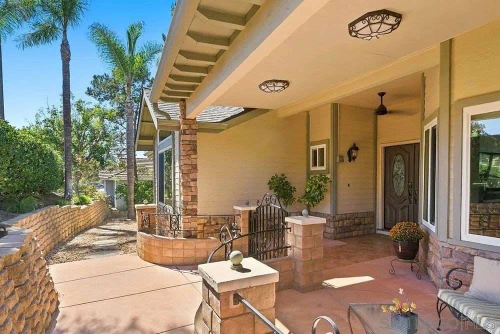 1422 W Country Club