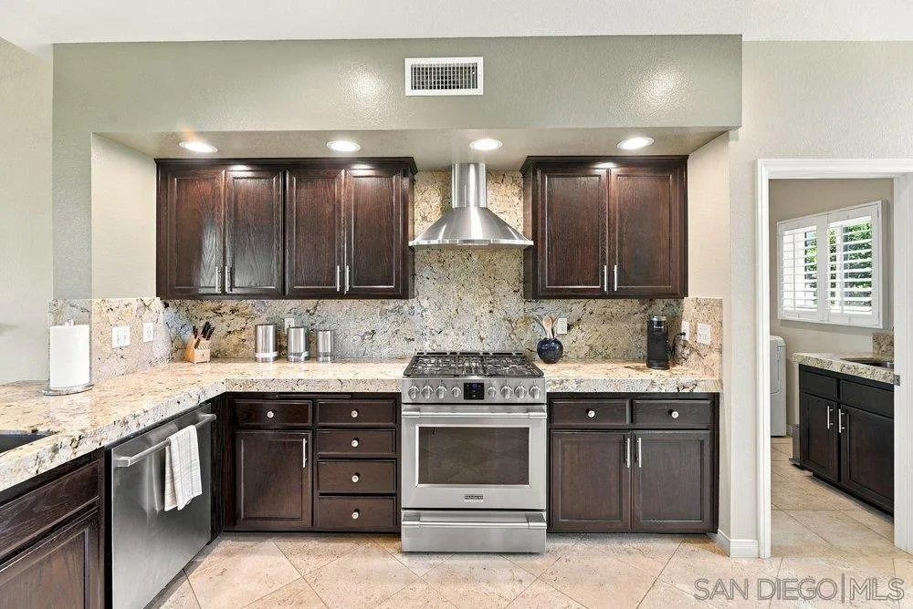 1422 W Country Club