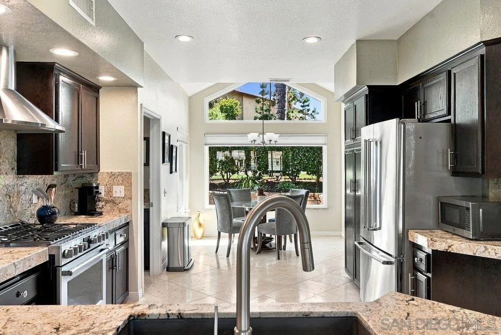 1422 W Country Club