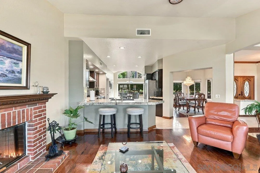 1422 W Country Club