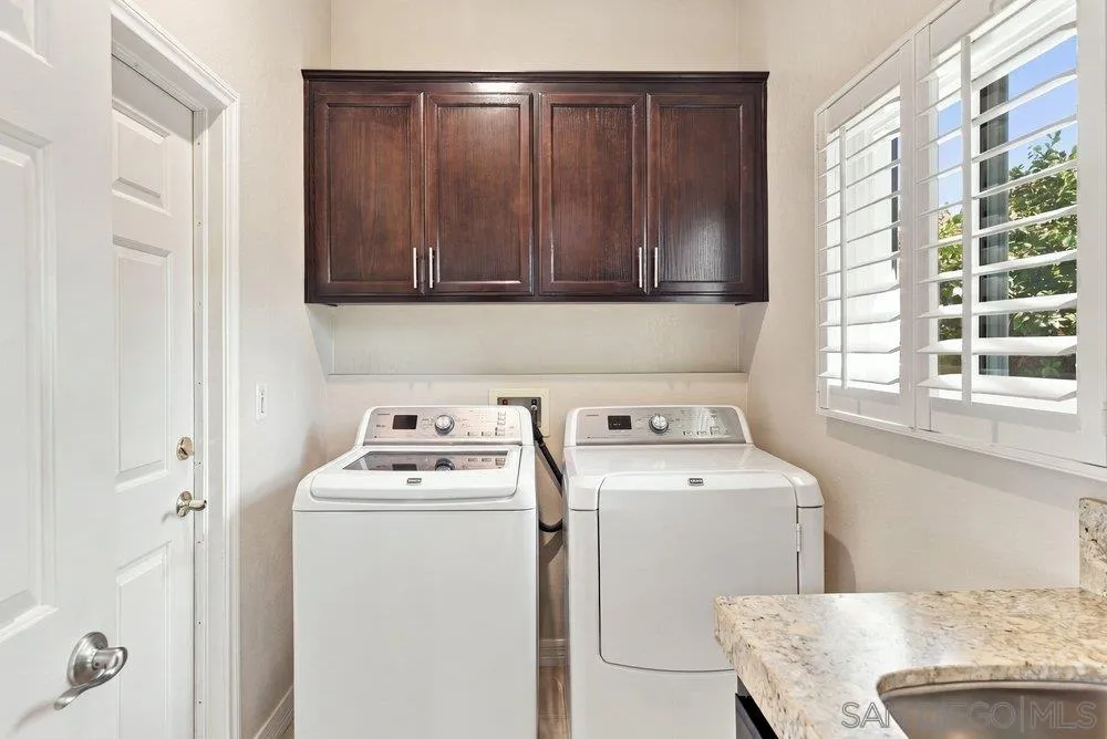1422 W Country Club