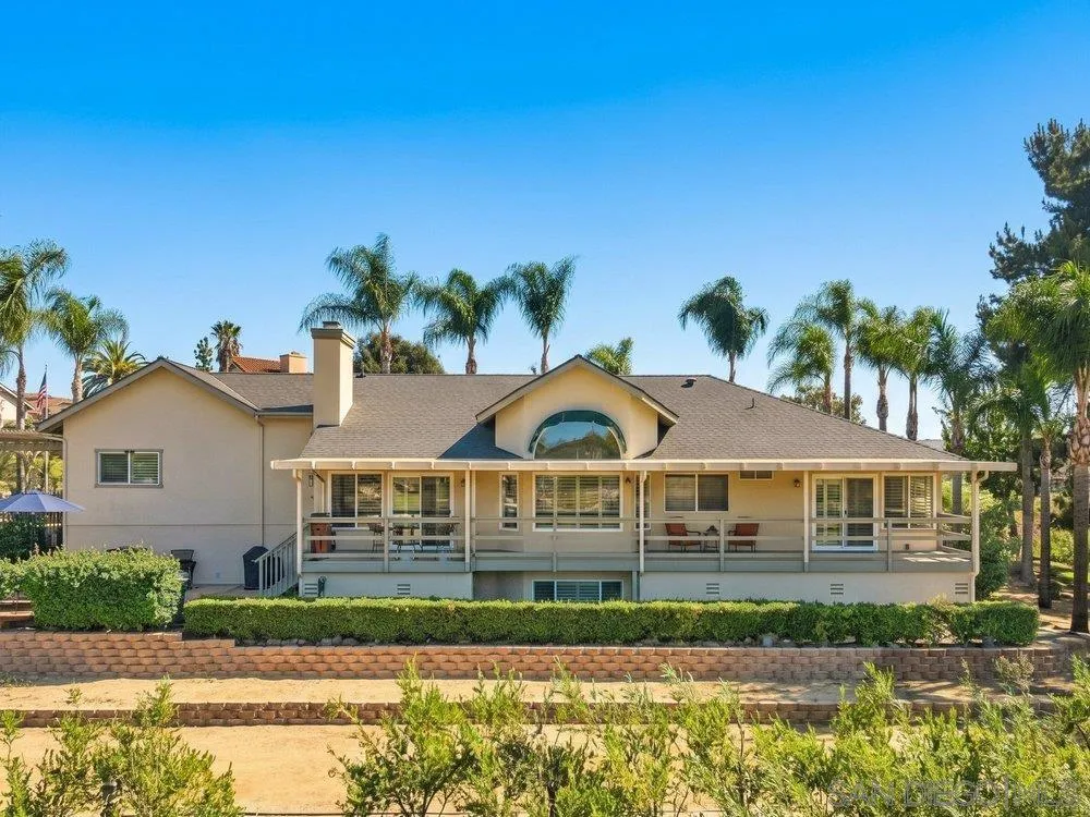 1422 W Country Club