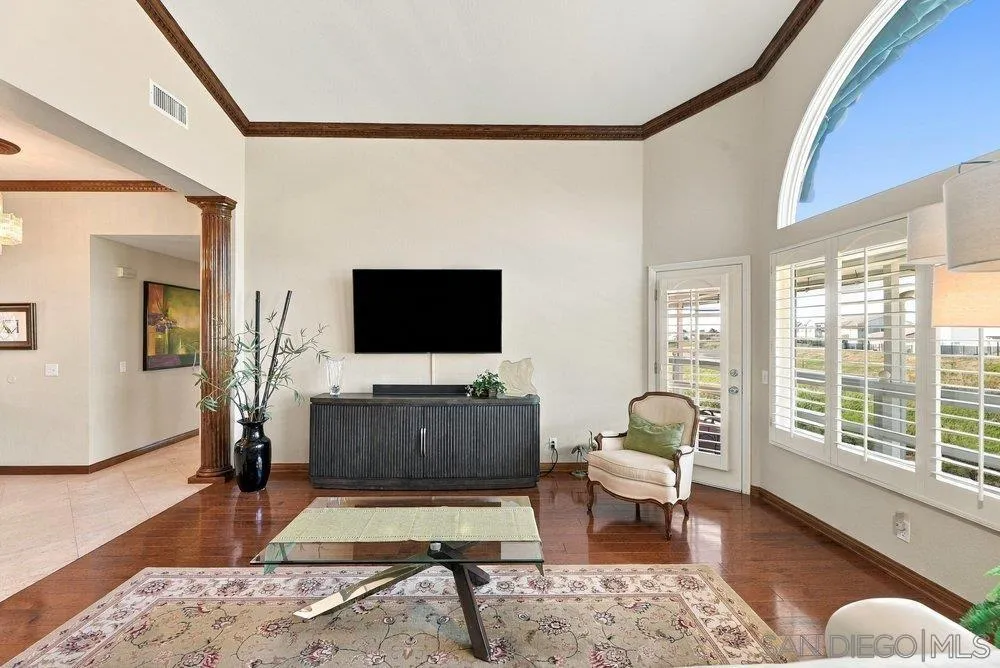 1422 W Country Club