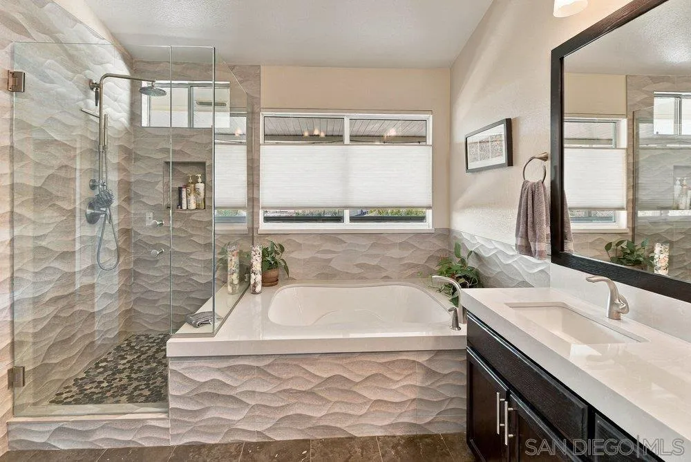 1422 W Country Club