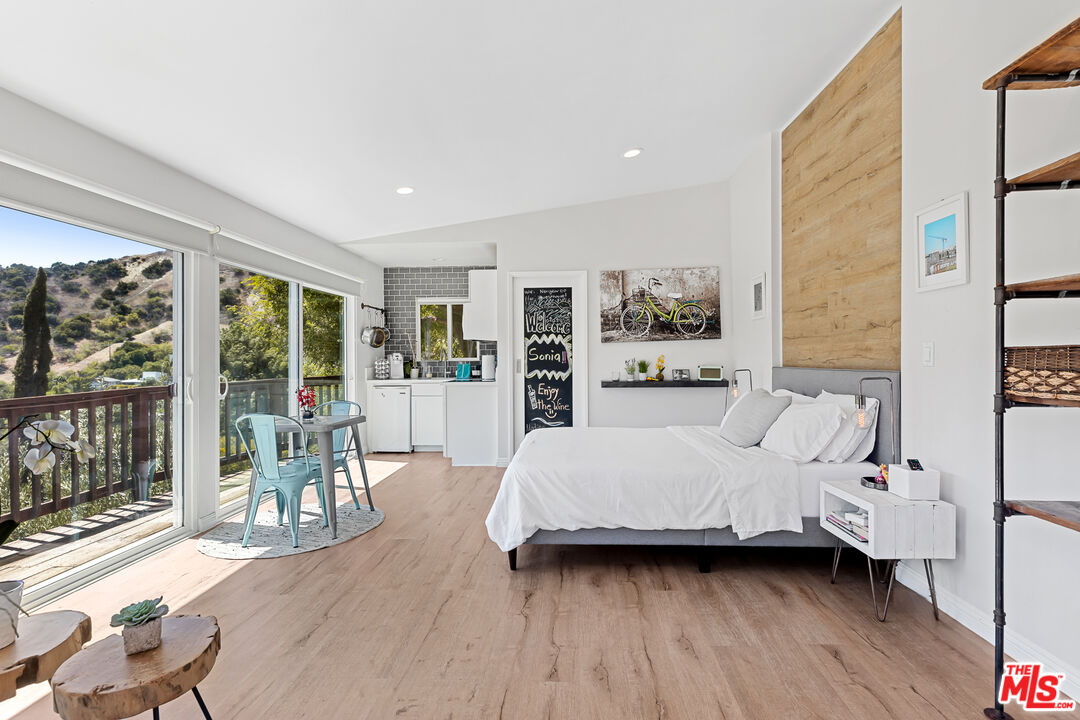 3866 Alta Mesa Dr