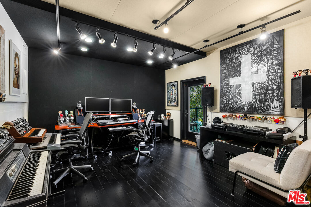 3866 Alta Mesa Dr