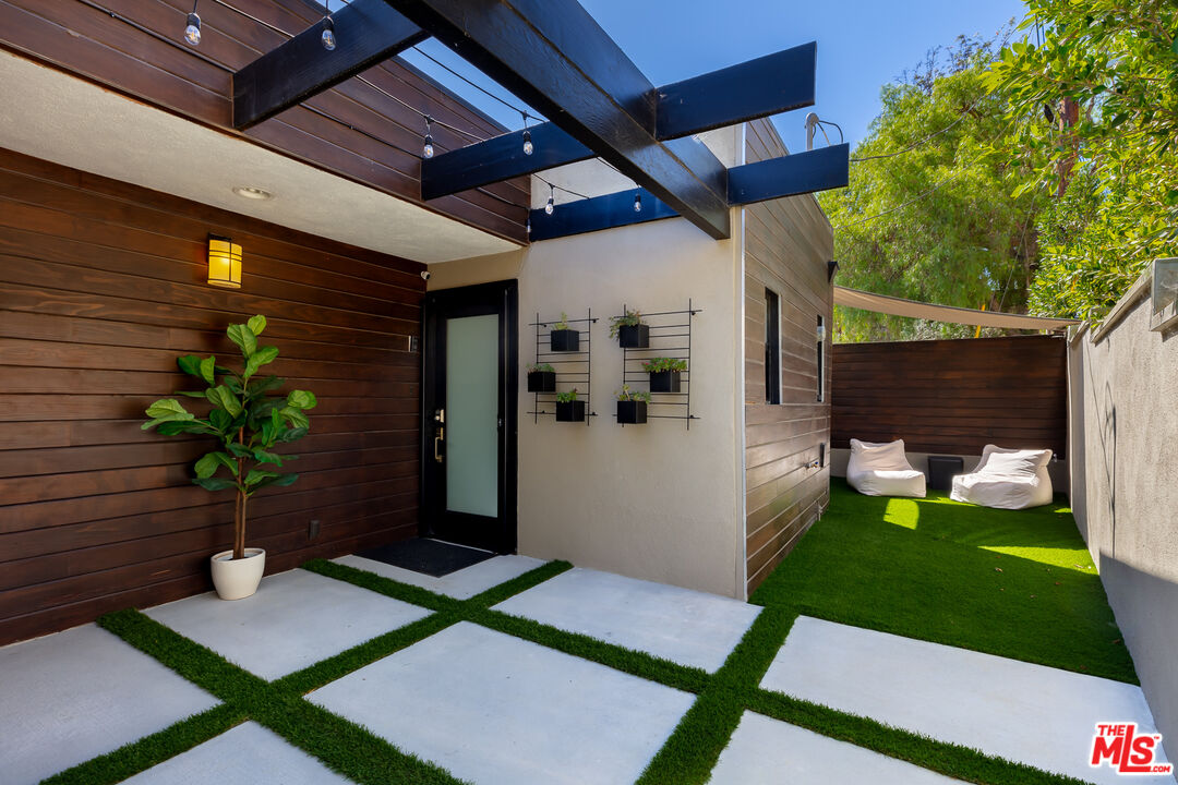 3866 Alta Mesa Dr