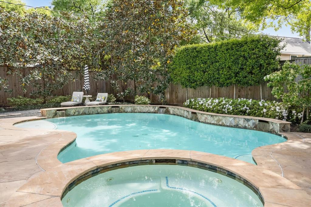 2111 Looscan Lane