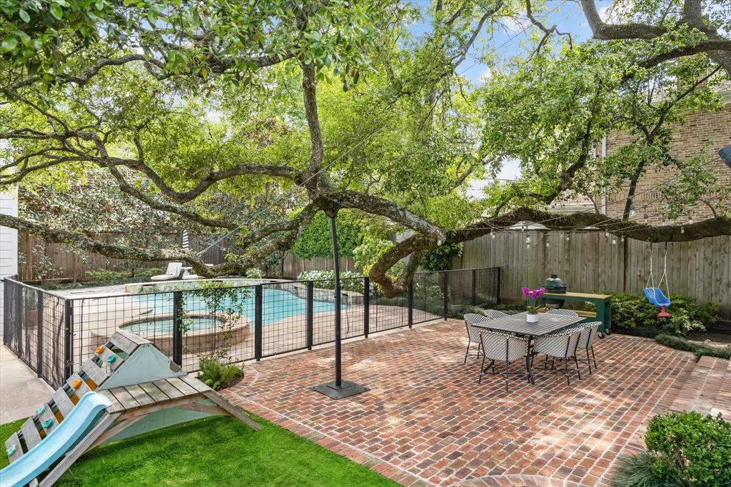 2111 Looscan Lane