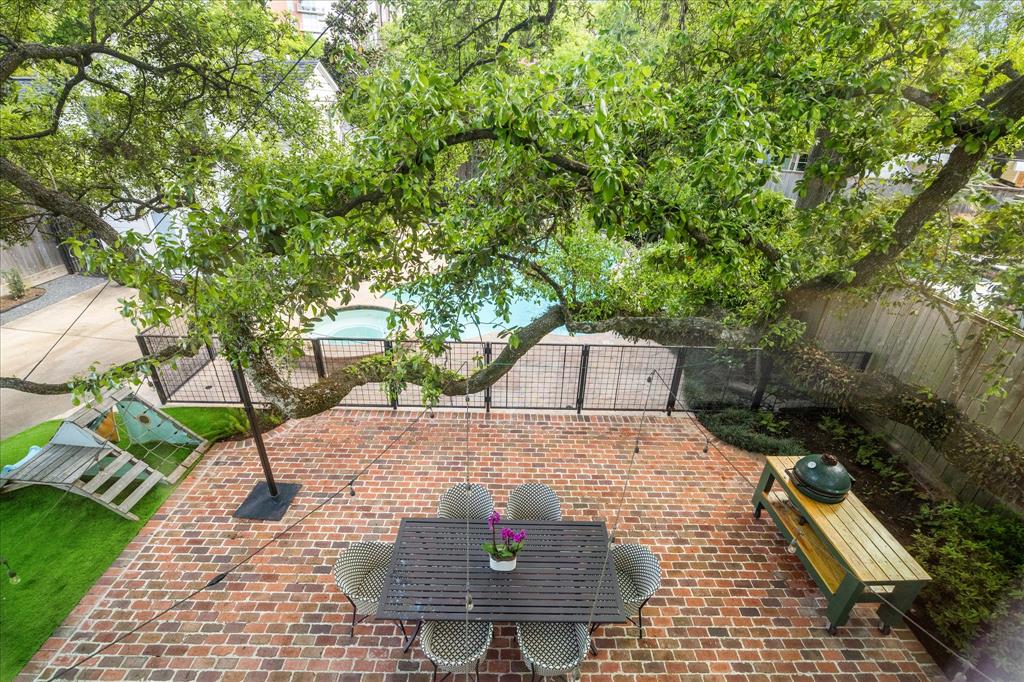 2111 Looscan Lane