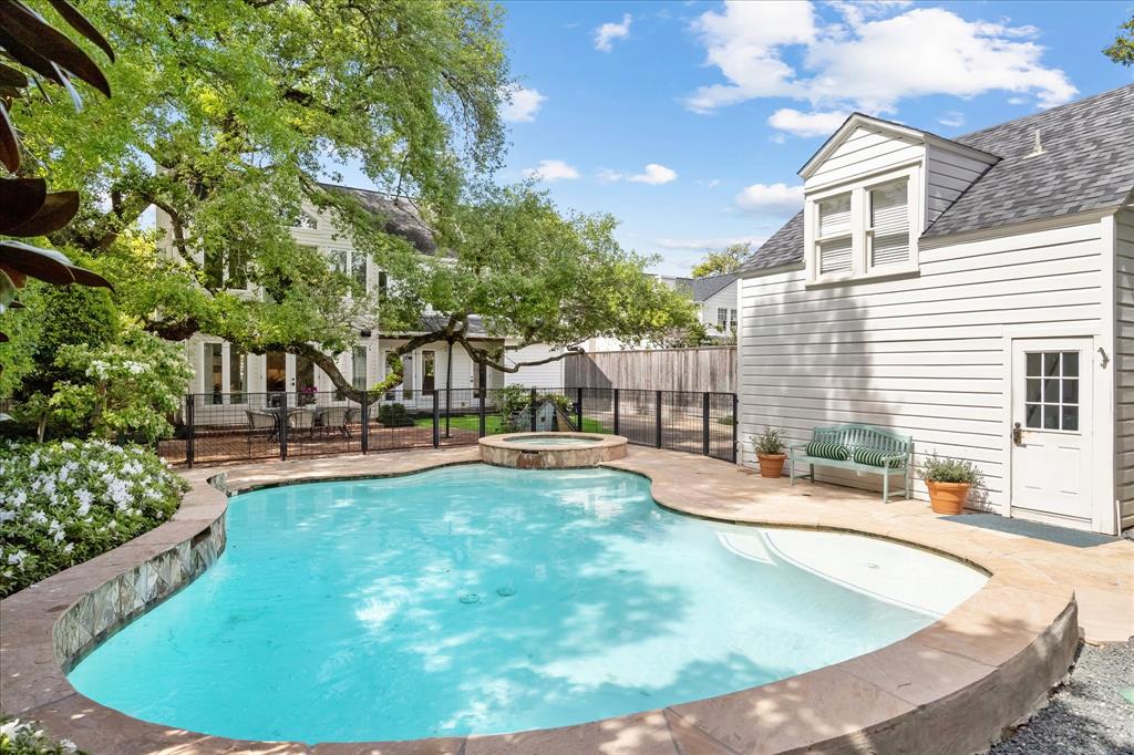 2111 Looscan Lane