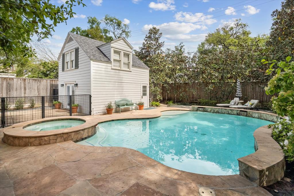 2111 Looscan Lane