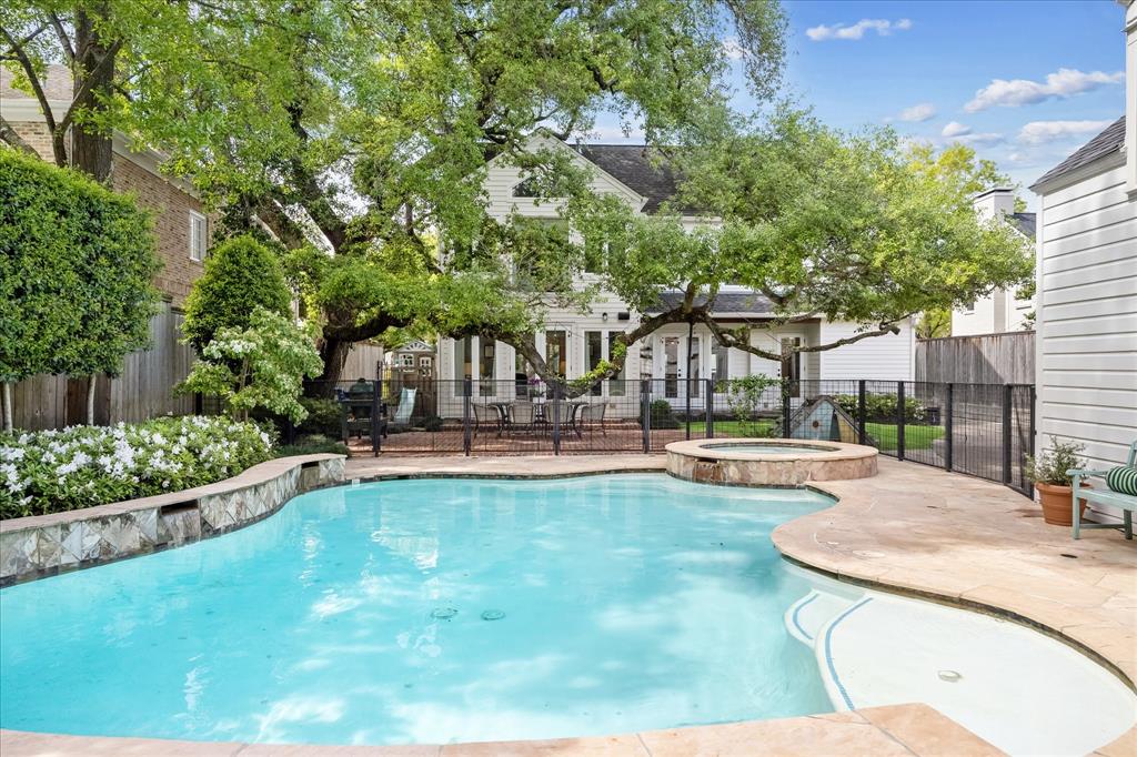 2111 Looscan Lane