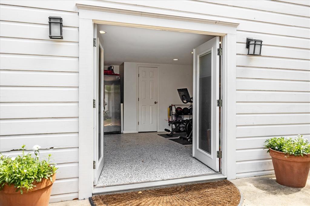 2111 Looscan Lane
