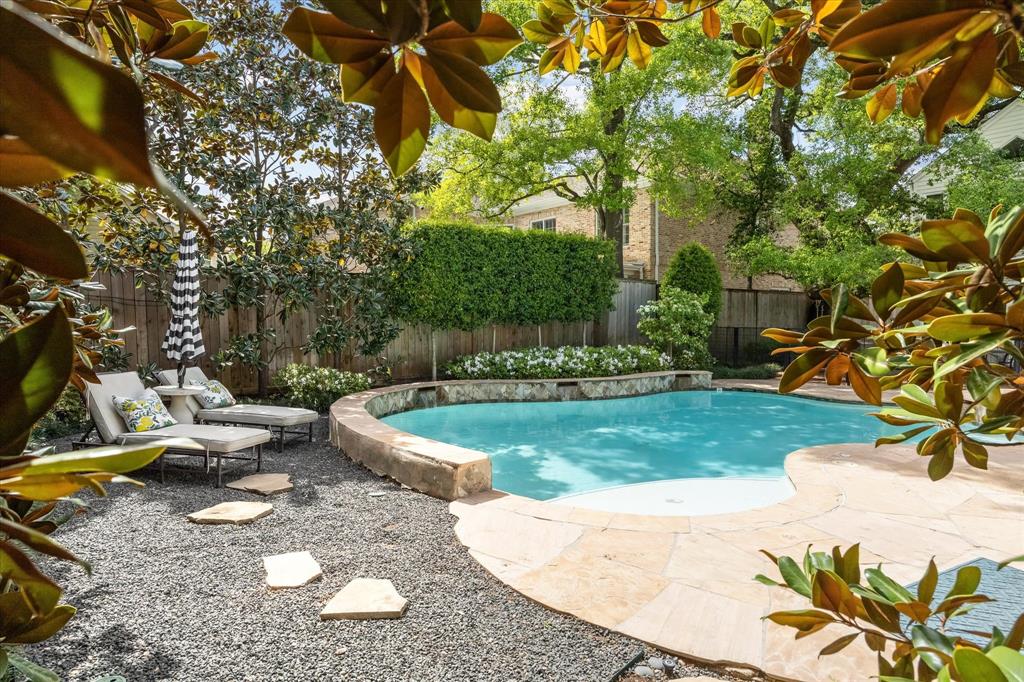 2111 Looscan Lane
