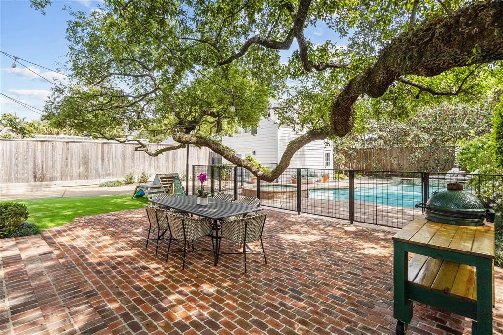 2111 Looscan Lane