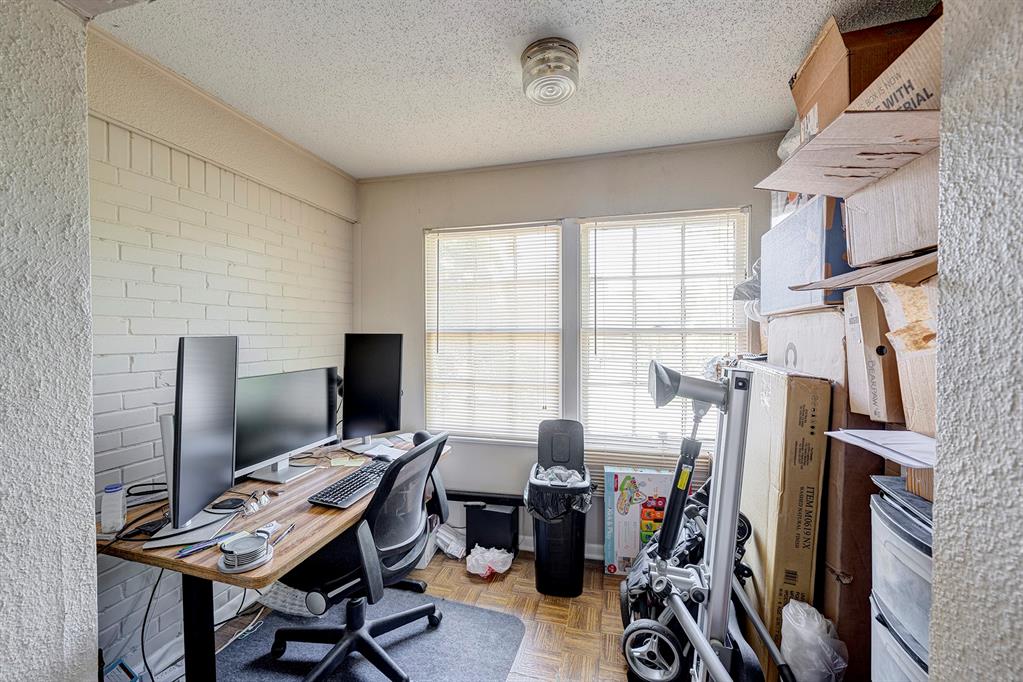 4500/4502 Larch Lane