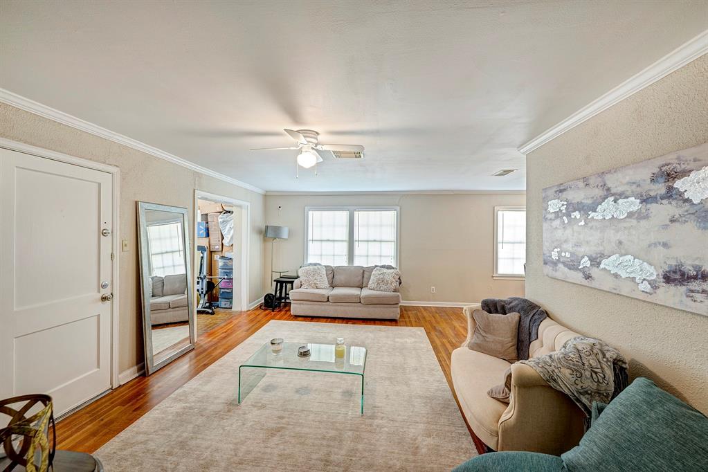 4500/4502 Larch Lane