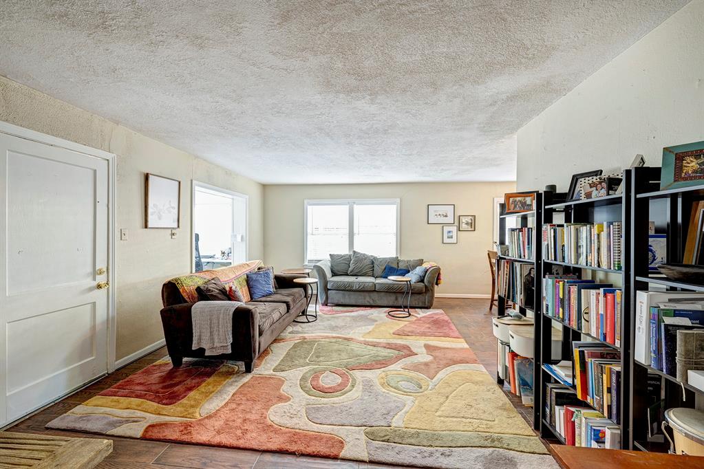 4500/4502 Larch Lane