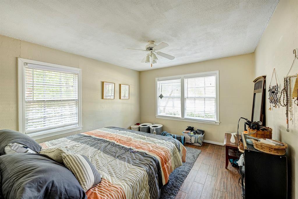 4500/4502 Larch Lane