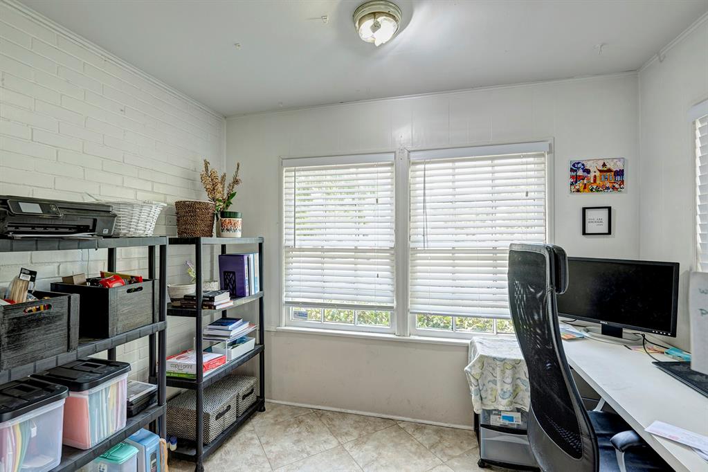 4500/4502 Larch Lane