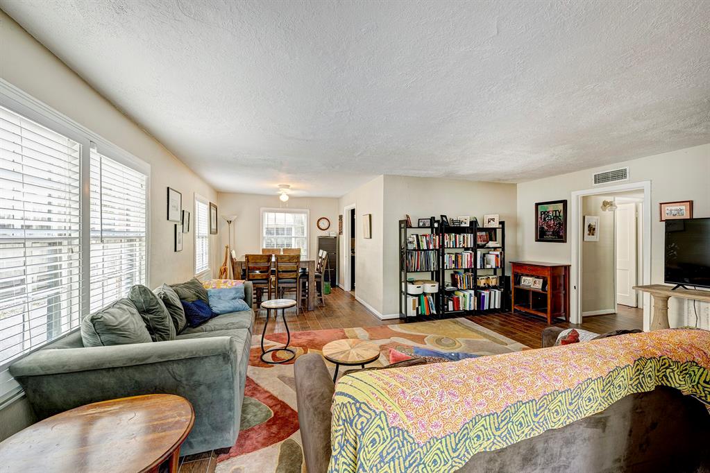 4500/4502 Larch Lane