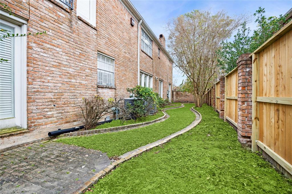 2 E Broad Oaks Drive