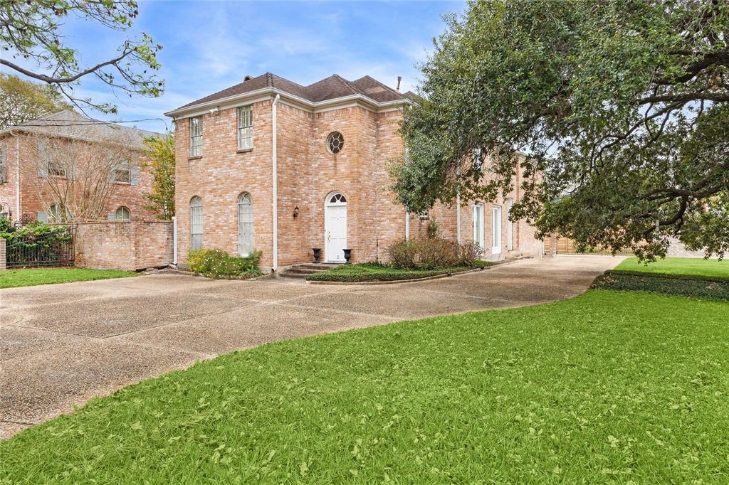 2 E Broad Oaks Drive