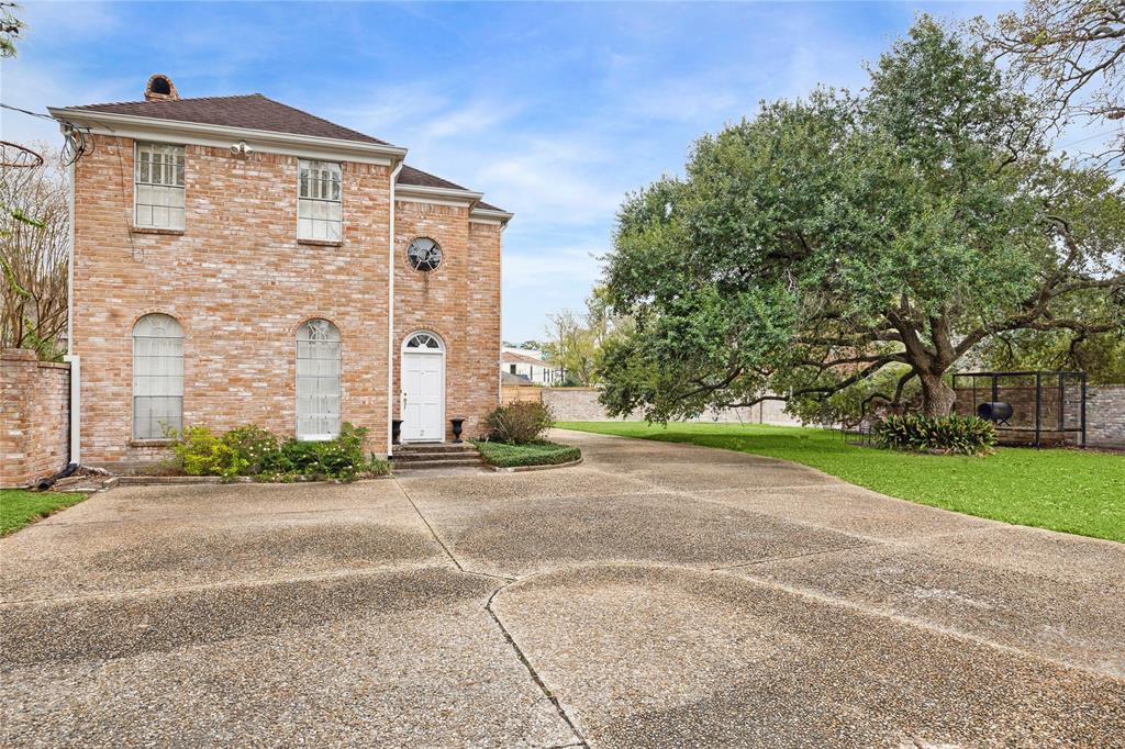 2 E Broad Oaks Drive