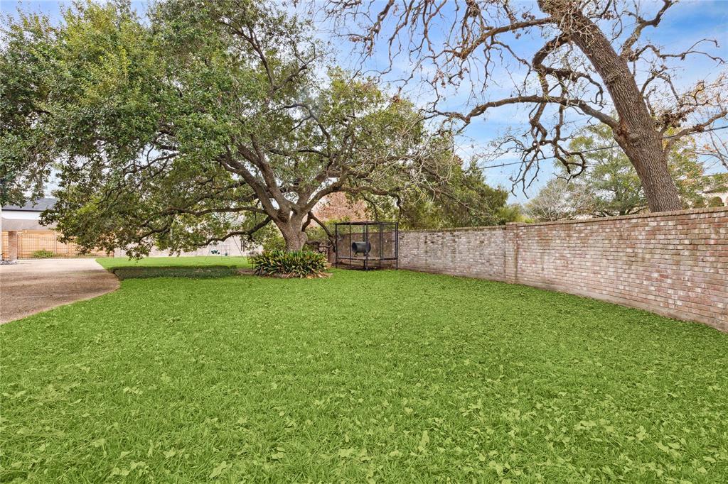 2 E Broad Oaks Drive