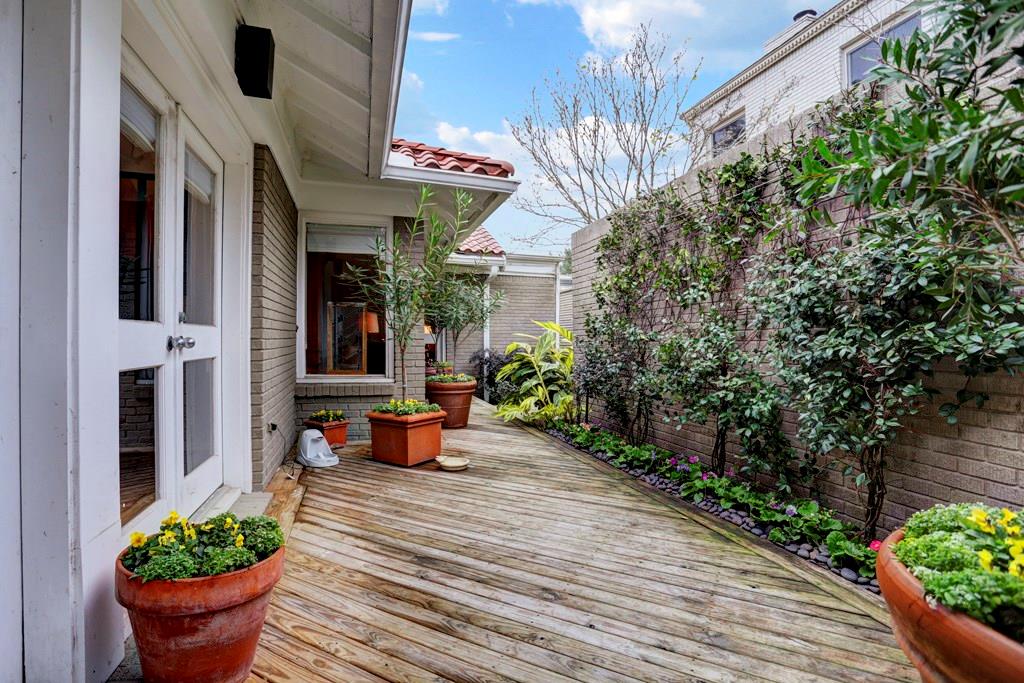 2120 Wroxton