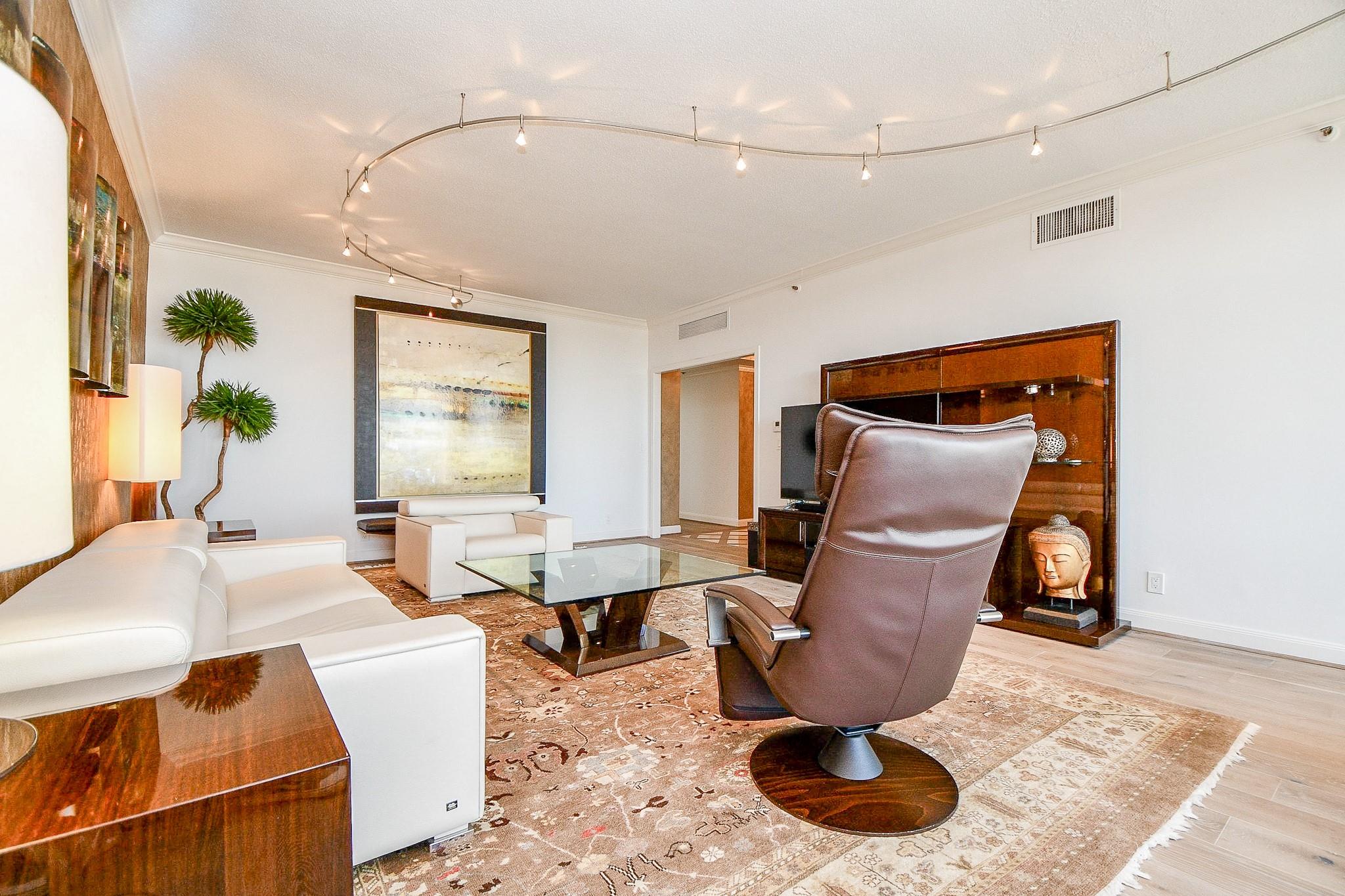 121 N Post Oak Lane # 1102