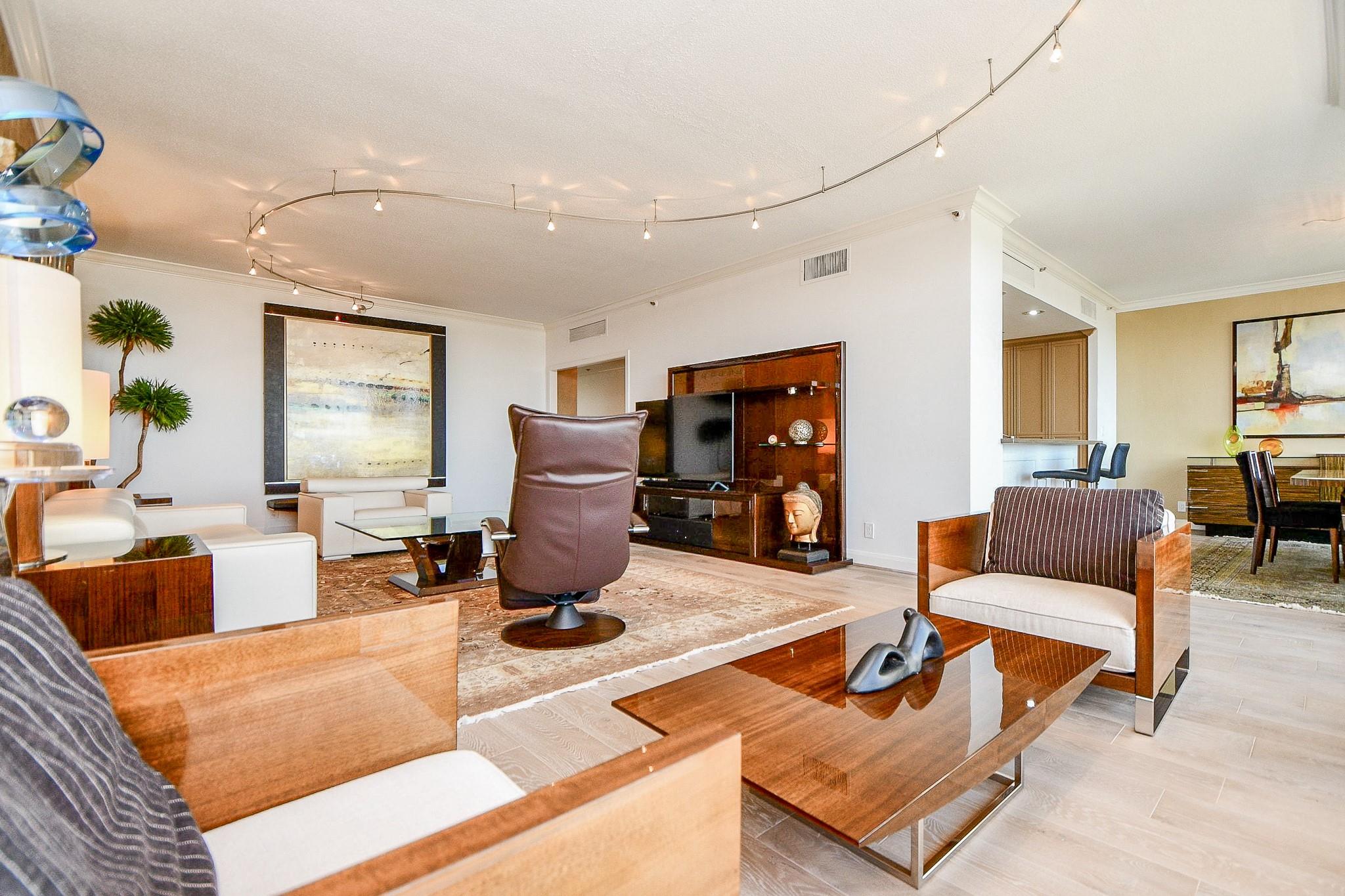 121 N Post Oak Lane # 1102