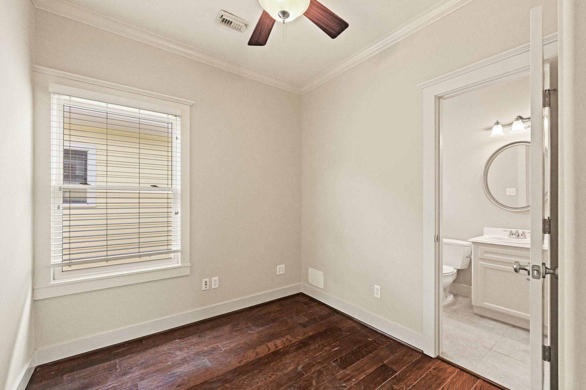1053 W 16th Street