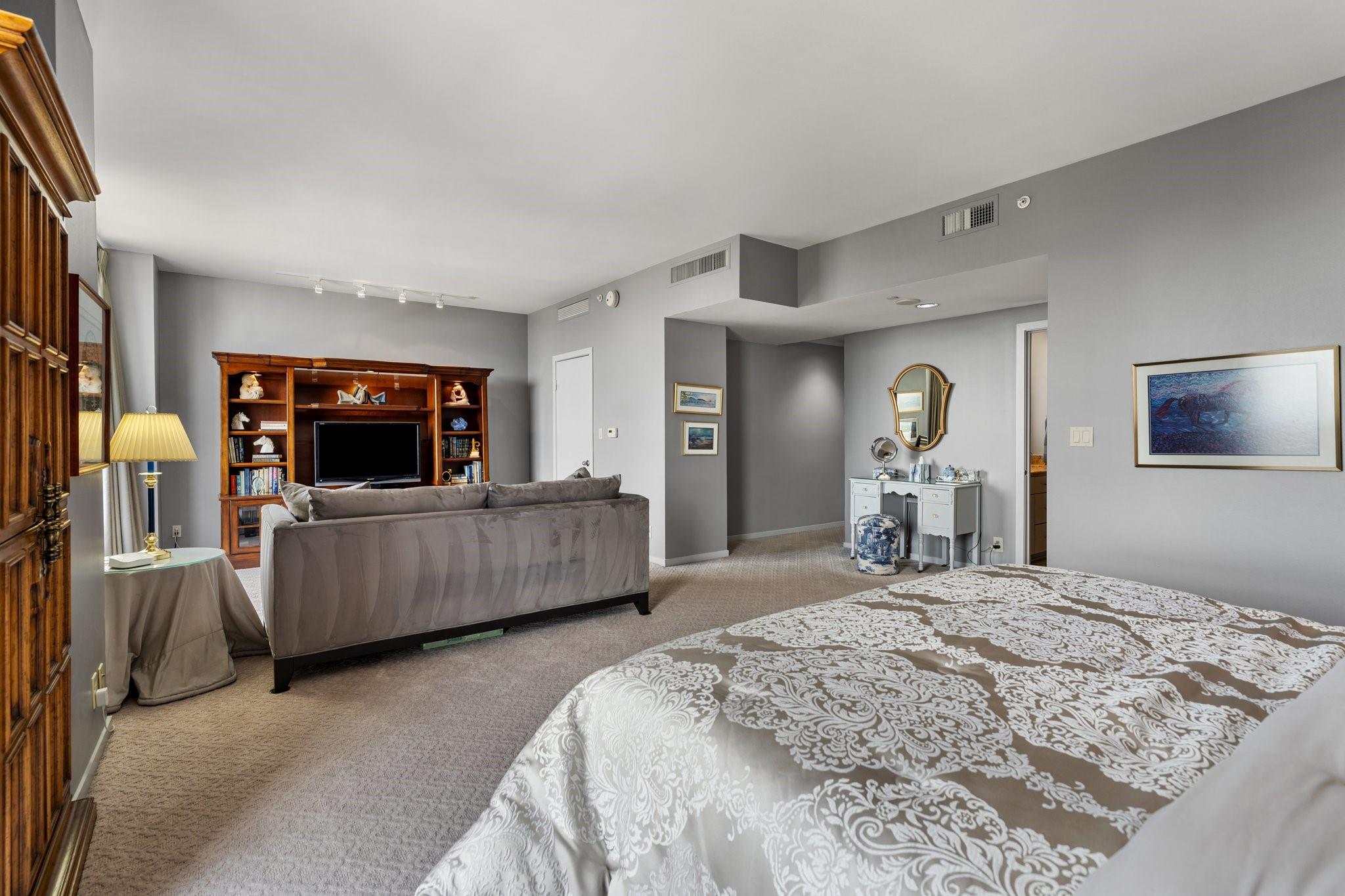 5100 San Felipe Street # 353