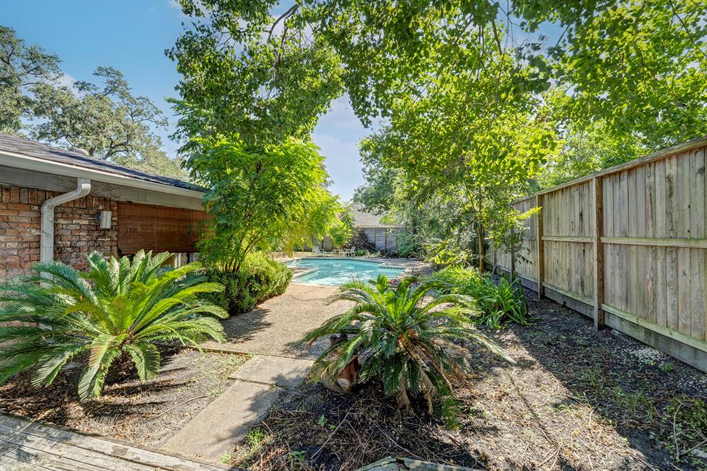 4017 Meadow Lake Lane