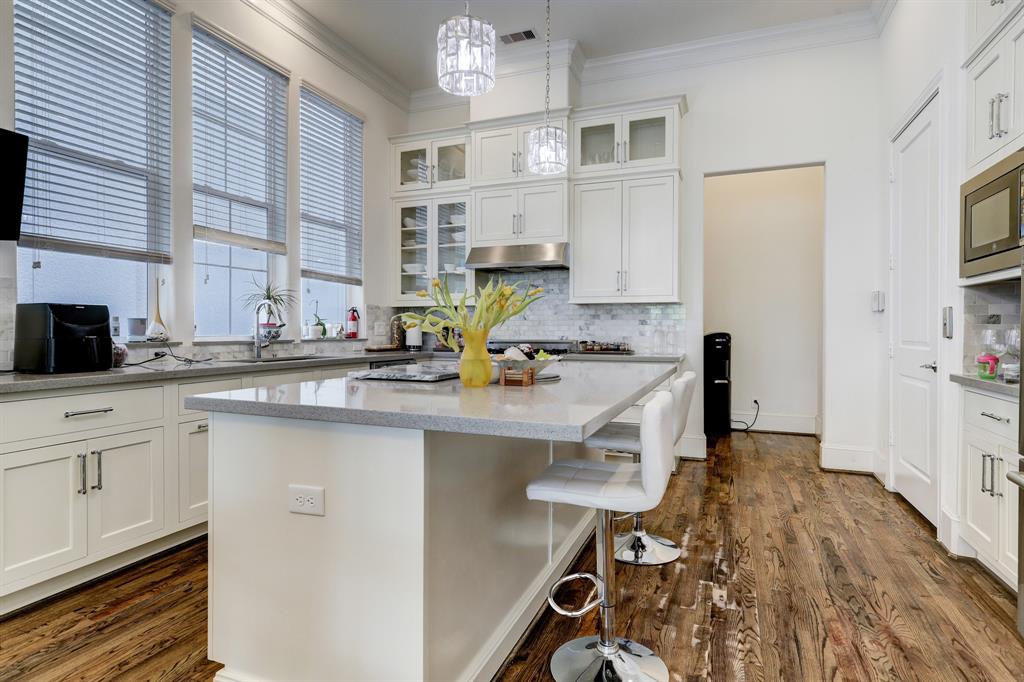 1229 W 15th 1/2 Street