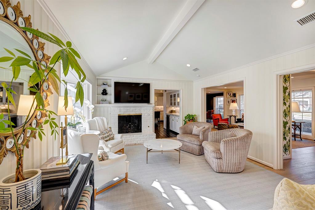 6231 Chevy Chase Drive