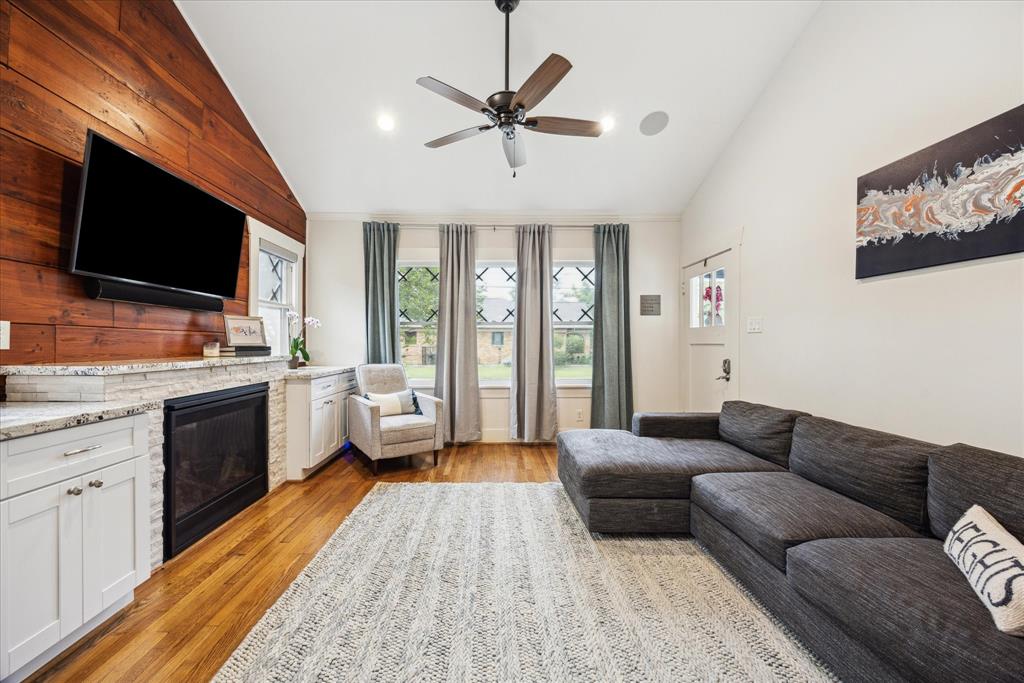 1128 W Temple Street